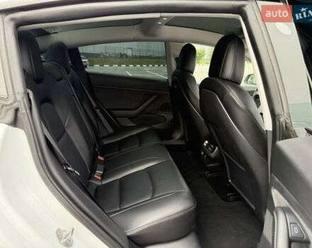 Білий Тесла Модель 3, об'ємом двигуна 0 л та пробігом 129 тис. км за 23500 $, фото 26 на Automoto.ua