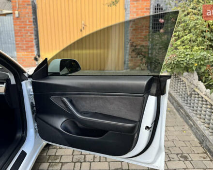 Белый Тесла Модель 3, объемом двигателя 0 л и пробегом 90 тыс. км за 23000 $, фото 24 на Automoto.ua