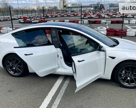 Белый Тесла Модель 3, объемом двигателя 0 л и пробегом 56 тыс. км за 26999 $, фото 5 на Automoto.ua