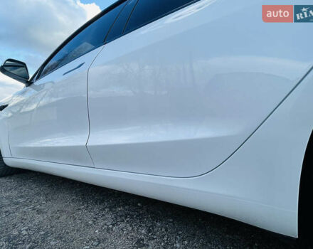Белый Тесла Модель 3, объемом двигателя 0 л и пробегом 49 тыс. км за 20000 $, фото 14 на Automoto.ua