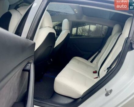 Білий Тесла Модель 3, об'ємом двигуна 0 л та пробігом 84 тис. км за 18900 $, фото 19 на Automoto.ua