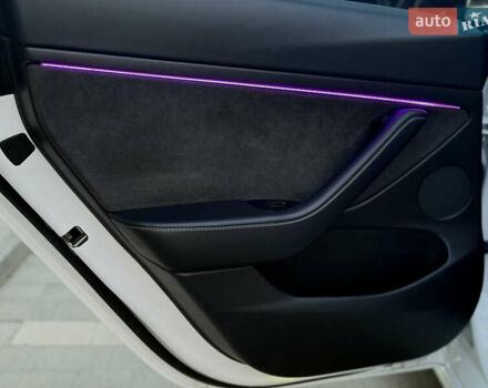 Білий Тесла Модель 3, об'ємом двигуна 0 л та пробігом 93 тис. км за 23000 $, фото 13 на Automoto.ua