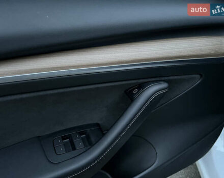 Белый Тесла Модель 3, объемом двигателя 0 л и пробегом 52 тыс. км за 21500 $, фото 17 на Automoto.ua