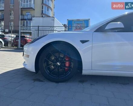 Білий Тесла Модель 3, об'ємом двигуна 0 л та пробігом 68 тис. км за 25500 $, фото 1 на Automoto.ua