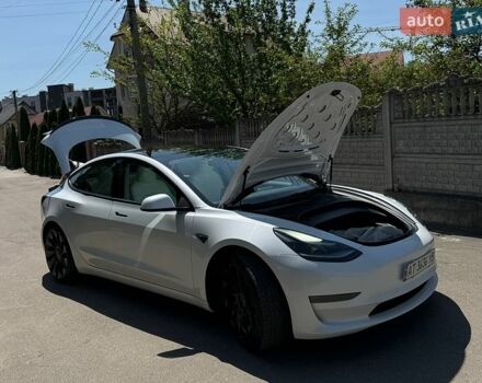Білий Тесла Модель 3, об'ємом двигуна 0 л та пробігом 57 тис. км за 19999 $, фото 2 на Automoto.ua