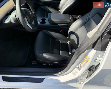 Белый Тесла Модель 3, объемом двигателя 0 л и пробегом 68 тыс. км за 27000 $, фото 14 на Automoto.ua