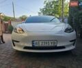 Білий Тесла Модель 3, об'ємом двигуна 0 л та пробігом 45 тис. км за 23200 $, фото 1 на Automoto.ua