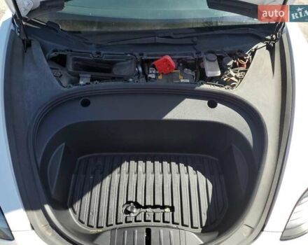 Білий Тесла Модель 3, об'ємом двигуна 0 л та пробігом 73 тис. км за 16700 $, фото 9 на Automoto.ua