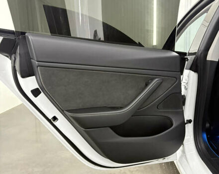 Білий Тесла Модель 3, об'ємом двигуна 0 л та пробігом 113 тис. км за 20200 $, фото 71 на Automoto.ua