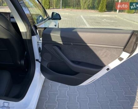 Белый Тесла Модель 3, объемом двигателя 0 л и пробегом 37 тыс. км за 22999 $, фото 19 на Automoto.ua