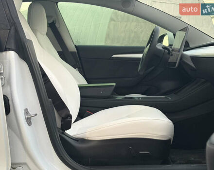 Белый Тесла Модель 3, объемом двигателя 0 л и пробегом 92 тыс. км за 21900 $, фото 32 на Automoto.ua