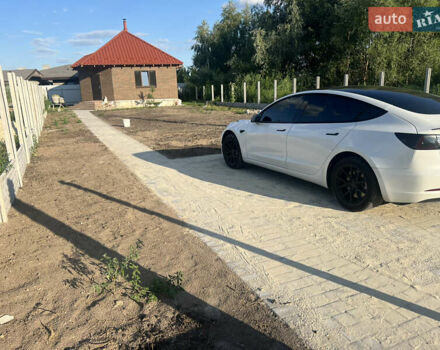 Білий Тесла Модель 3, об'ємом двигуна 0 л та пробігом 53 тис. км за 19300 $, фото 3 на Automoto.ua