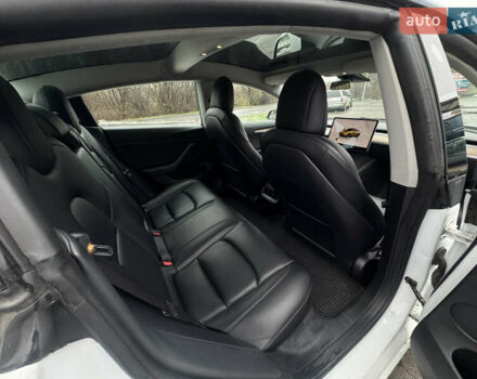 Білий Тесла Модель 3, об'ємом двигуна 0 л та пробігом 110 тис. км за 16900 $, фото 10 на Automoto.ua