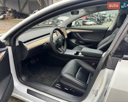 Белый Тесла Модель 3, объемом двигателя 0 л и пробегом 28 тыс. км за 19990 $, фото 18 на Automoto.ua