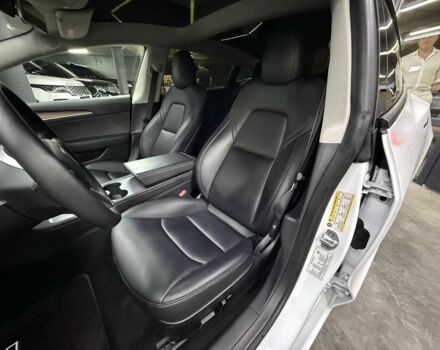 Белый Тесла Модель 3, объемом двигателя 0 л и пробегом 76 тыс. км за 22900 $, фото 16 на Automoto.ua