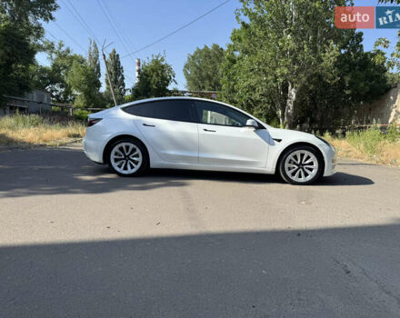 Білий Тесла Модель 3, об'ємом двигуна 0 л та пробігом 73 тис. км за 20600 $, фото 5 на Automoto.ua