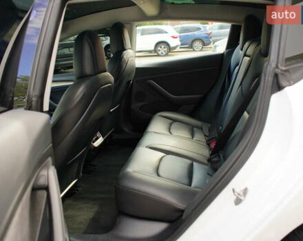 Білий Тесла Модель 3, об'ємом двигуна 0 л та пробігом 33 тис. км за 20700 $, фото 26 на Automoto.ua