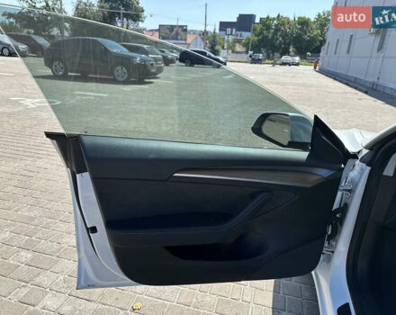 Білий Тесла Модель 3, об'ємом двигуна 0 л та пробігом 24 тис. км за 19700 $, фото 23 на Automoto.ua