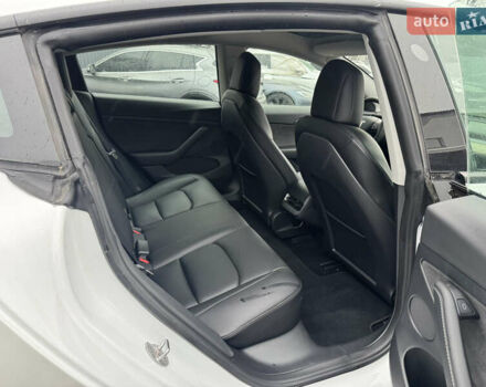 Белый Тесла Модель 3, объемом двигателя 0 л и пробегом 28 тыс. км за 19990 $, фото 28 на Automoto.ua