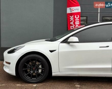 Білий Тесла Модель 3, об'ємом двигуна 0 л та пробігом 117 тис. км за 20999 $, фото 4 на Automoto.ua