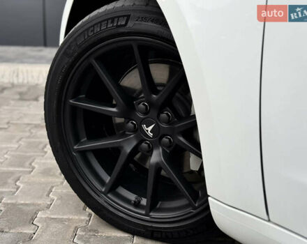 Белый Тесла Модель 3, объемом двигателя 0 л и пробегом 70 тыс. км за 22600 $, фото 13 на Automoto.ua