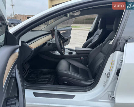 Белый Тесла Модель 3, объемом двигателя 0 л и пробегом 85 тыс. км за 21999 $, фото 19 на Automoto.ua