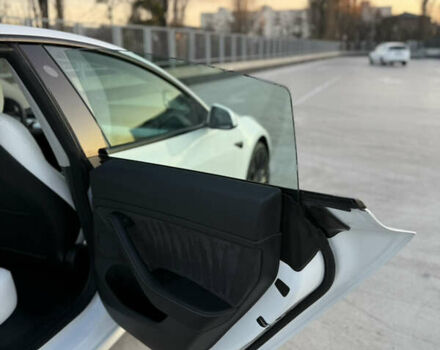 Белый Тесла Модель 3, объемом двигателя 0 л и пробегом 77 тыс. км за 25000 $, фото 14 на Automoto.ua