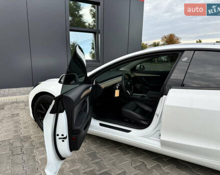 Белый Тесла Модель 3, объемом двигателя 0 л и пробегом 70 тыс. км за 22600 $, фото 22 на Automoto.ua
