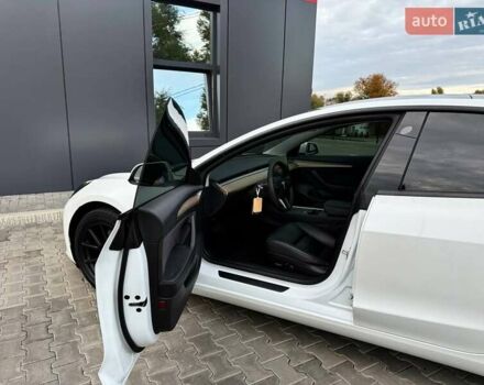 Белый Тесла Модель 3, объемом двигателя 0 л и пробегом 70 тыс. км за 22600 $, фото 27 на Automoto.ua