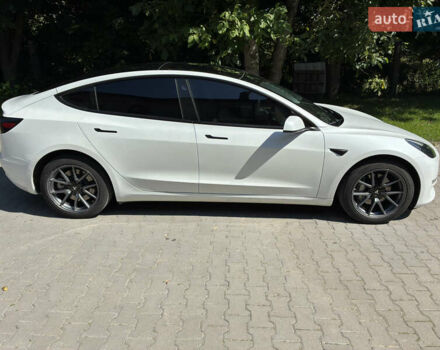 Білий Тесла Модель 3, об'ємом двигуна 0 л та пробігом 49 тис. км за 21500 $, фото 1 на Automoto.ua