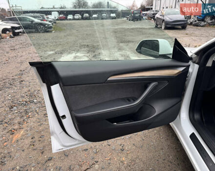 Белый Тесла Модель 3, объемом двигателя 0 л и пробегом 28 тыс. км за 19990 $, фото 17 на Automoto.ua