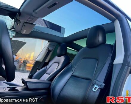 Білий Тесла Модель 3, об'ємом двигуна 0.21 л та пробігом 80 тис. км за 18500 $, фото 11 на Automoto.ua