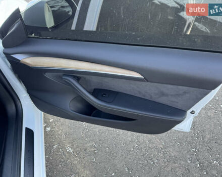 Білий Тесла Модель 3, об'ємом двигуна 0 л та пробігом 47 тис. км за 24500 $, фото 21 на Automoto.ua