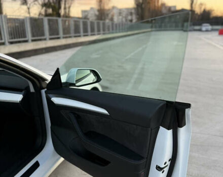 Белый Тесла Модель 3, объемом двигателя 0 л и пробегом 77 тыс. км за 25000 $, фото 11 на Automoto.ua