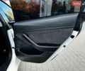 Білий Тесла Модель 3, об'ємом двигуна 0 л та пробігом 155 тис. км за 20655 $, фото 29 на Automoto.ua