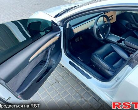 Білий Тесла Модель 3, об'ємом двигуна 0.21 л та пробігом 80 тис. км за 18500 $, фото 13 на Automoto.ua