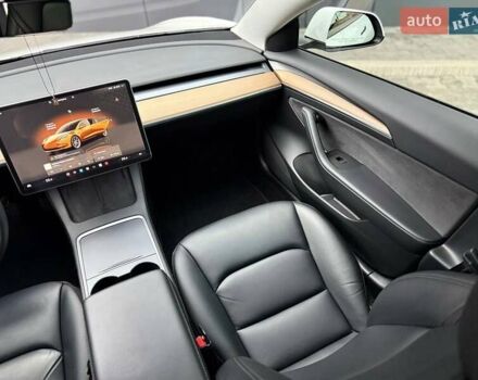 Белый Тесла Модель 3, объемом двигателя 0 л и пробегом 70 тыс. км за 22600 $, фото 35 на Automoto.ua