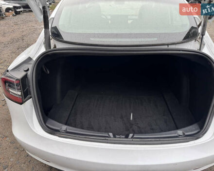 Белый Тесла Модель 3, объемом двигателя 0 л и пробегом 28 тыс. км за 19990 $, фото 26 на Automoto.ua