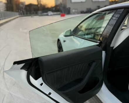 Белый Тесла Модель 3, объемом двигателя 0 л и пробегом 77 тыс. км за 25000 $, фото 17 на Automoto.ua