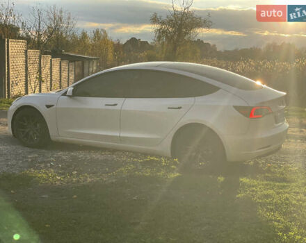 Білий Тесла Модель 3, об'ємом двигуна 0 л та пробігом 77 тис. км за 19000 $, фото 2 на Automoto.ua