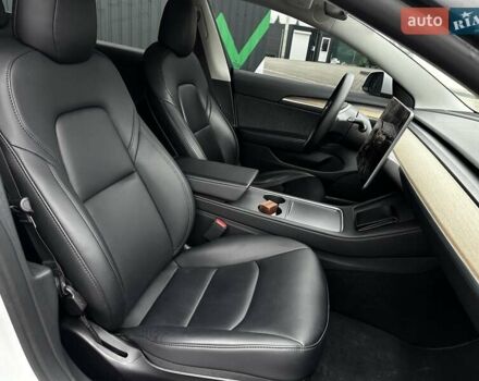 Белый Тесла Модель 3, объемом двигателя 0 л и пробегом 35 тыс. км за 24699 $, фото 35 на Automoto.ua