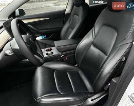 Белый Тесла Модель 3, объемом двигателя 0 л и пробегом 35 тыс. км за 24699 $, фото 23 на Automoto.ua