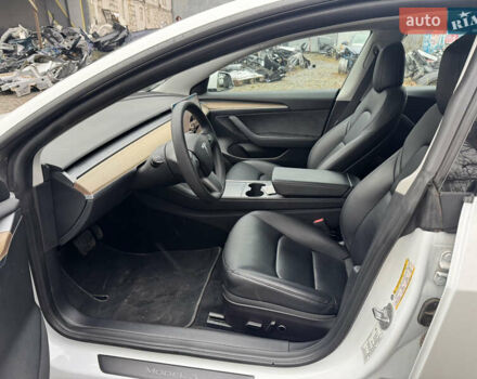 Белый Тесла Модель 3, объемом двигателя 0 л и пробегом 28 тыс. км за 19990 $, фото 19 на Automoto.ua