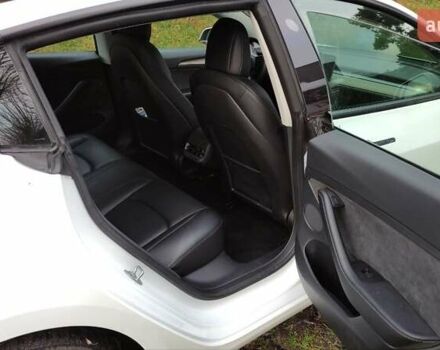 Білий Тесла Модель 3, об'ємом двигуна 0 л та пробігом 58 тис. км за 23500 $, фото 9 на Automoto.ua