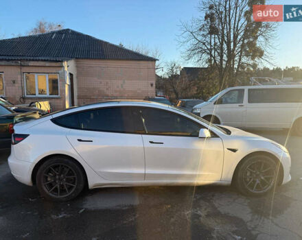 Білий Тесла Модель 3, об'ємом двигуна 0 л та пробігом 97 тис. км за 16700 $, фото 4 на Automoto.ua