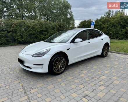 Білий Тесла Модель 3, об'ємом двигуна 0 л та пробігом 62 тис. км за 23000 $, фото 1 на Automoto.ua