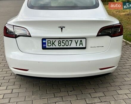 Білий Тесла Модель 3, об'ємом двигуна 0 л та пробігом 61 тис. км за 20950 $, фото 3 на Automoto.ua