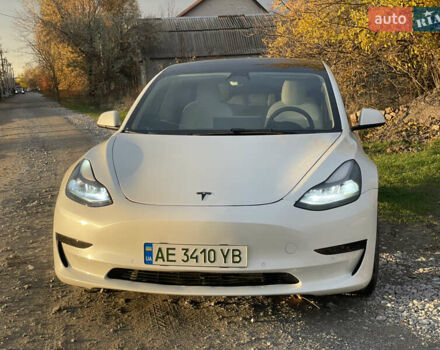 Білий Тесла Модель 3, об'ємом двигуна 0 л та пробігом 77 тис. км за 19000 $, фото 3 на Automoto.ua