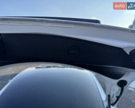 Білий Тесла Модель 3, об'ємом двигуна 0 л та пробігом 47 тис. км за 24500 $, фото 27 на Automoto.ua