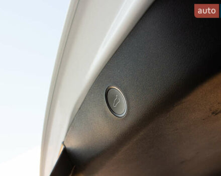 Белый Тесла Модель 3, объемом двигателя 0 л и пробегом 94 тыс. км за 19999 $, фото 27 на Automoto.ua